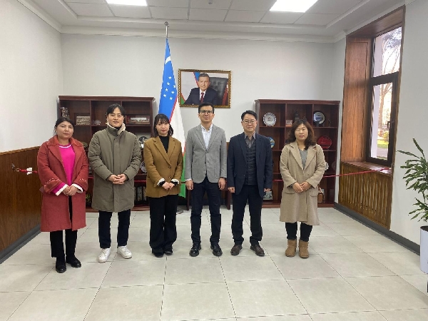 韩京国立大学“乌兹别克斯坦塔什干世界经济与外交大学智能韩语教室建设项目”竣工 대표이미지